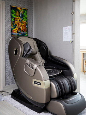 A massage chair that helps relieve the fatigue of travelers