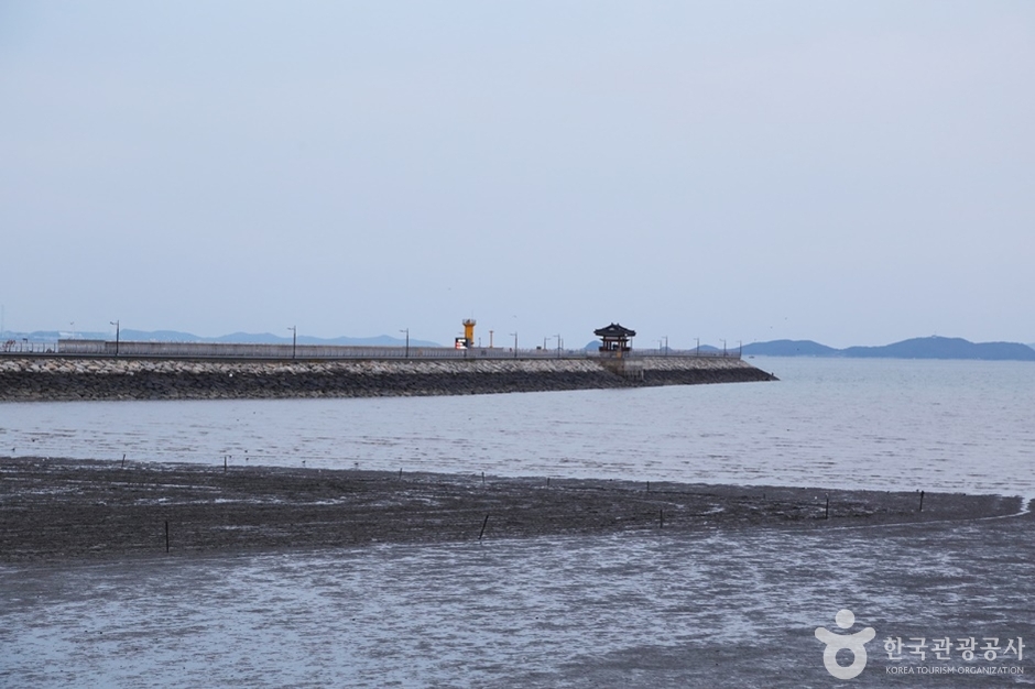 宫坪里海水浴场（궁평리해수욕장）