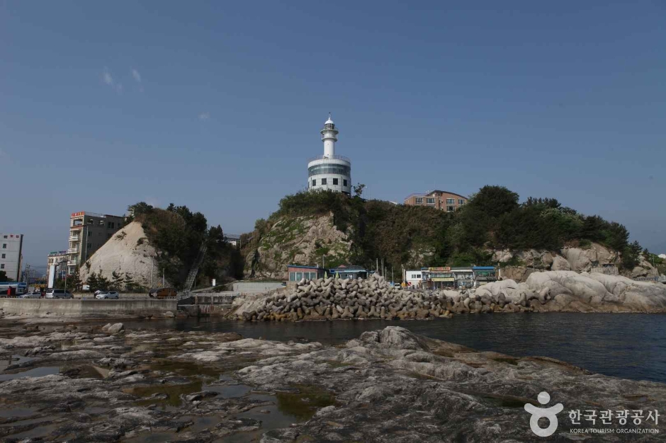 Aussichtsplattform auf dem Leuchtturm Sokcho (속초등대전망대)