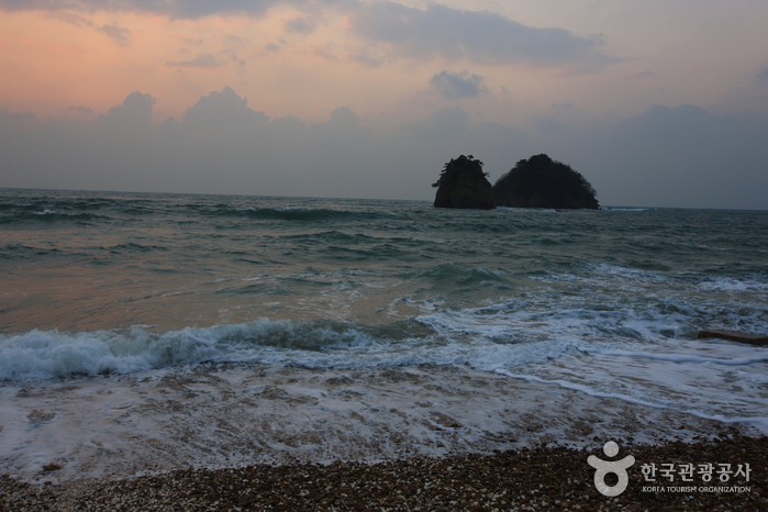 Kkotji Beach (꽃지해수욕장)