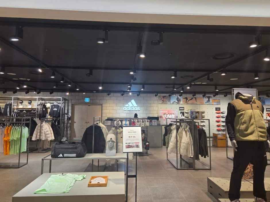 Adidas - Lotte Department Store Daejeon Branch [Tax Refund Shop](아디다스 롯데백화점대전점)