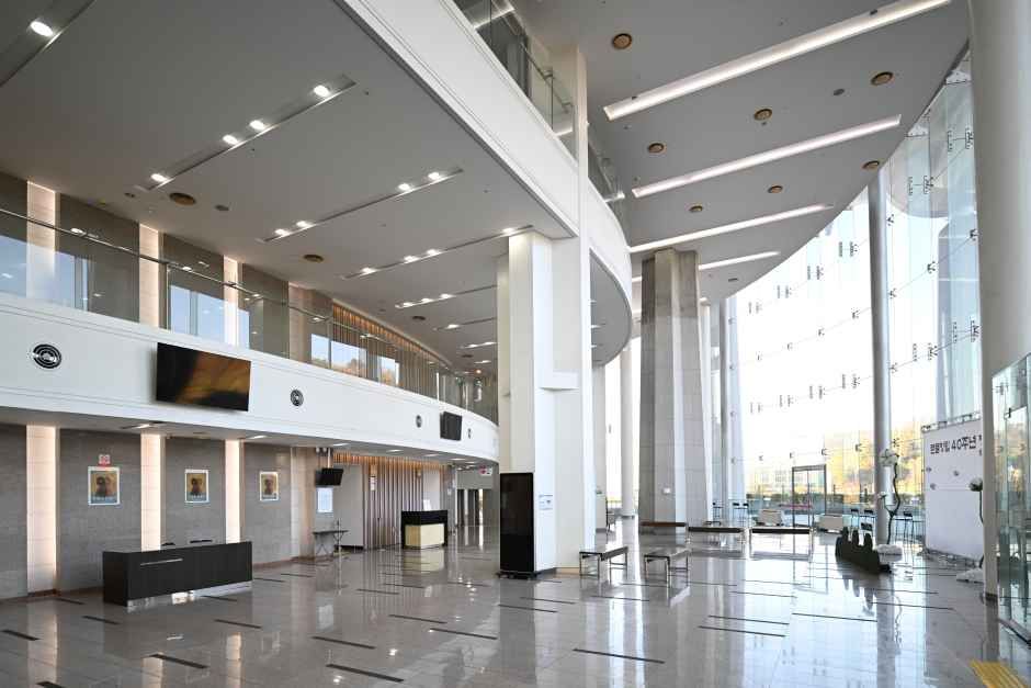 thumbnail-경상남도문화예술회관-1