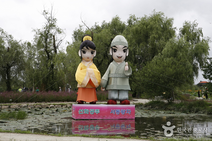 Buyeo Seodong Lotus Festival (부여서동연꽃축제)