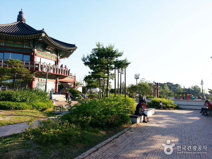 Bugak Skyway Palgakjeong Pavilion (북악스카이 팔각정)