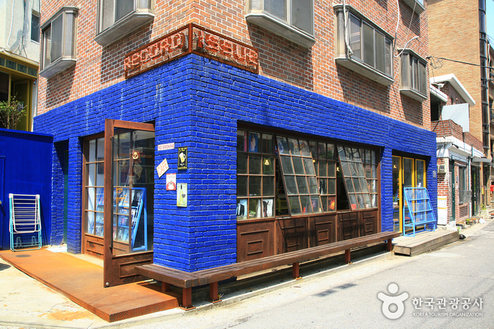 장진우거리의 독특한 카페 ‘레코드 이슈’