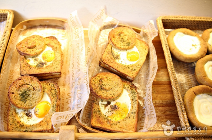 식빵 가은데에 계란을 넣고 빵으로 뚜껑을 만든 토스트