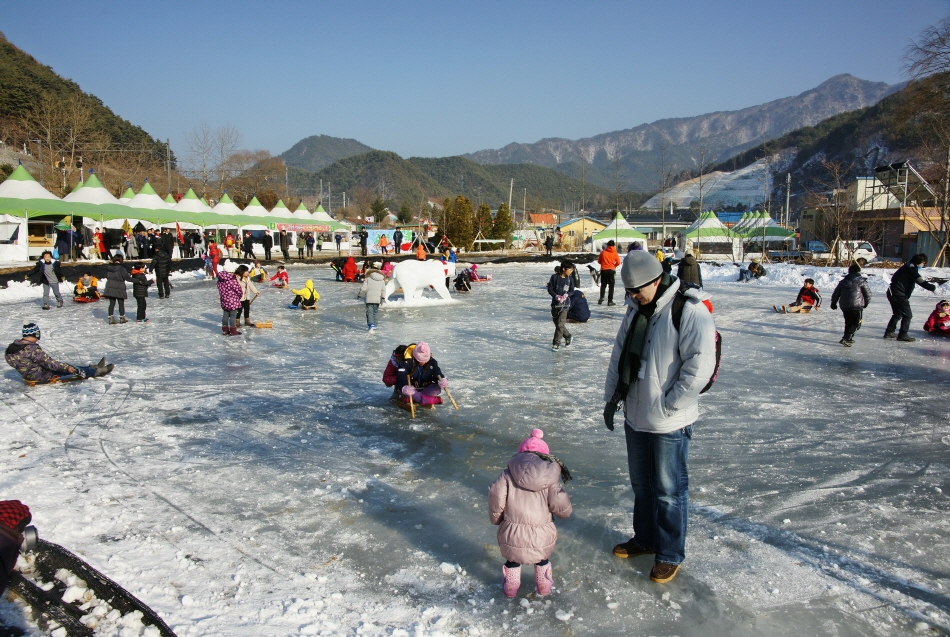 분천역 산타마을 개천에서 썰매를 즐기는 가족