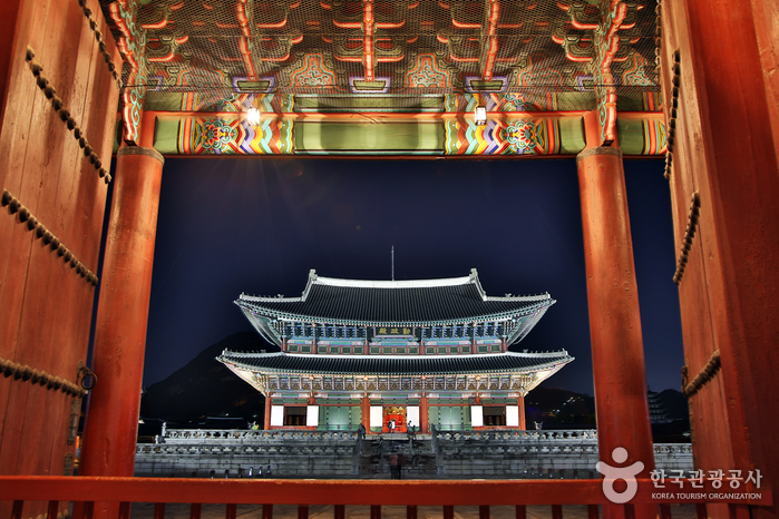 Spezielle Nachteröffnung am Palast Gyeongbokgung (경복궁 야간 특별관람)