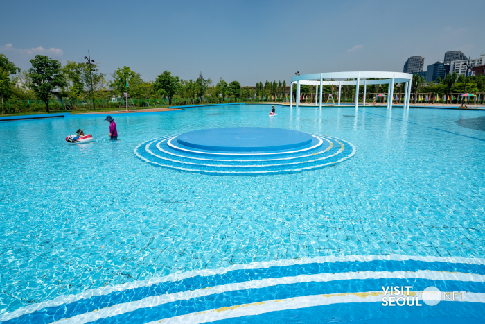 Yeouido Hangang Park Outdoor Swimming Pool (한강시민공원 여의도수영장(실외))