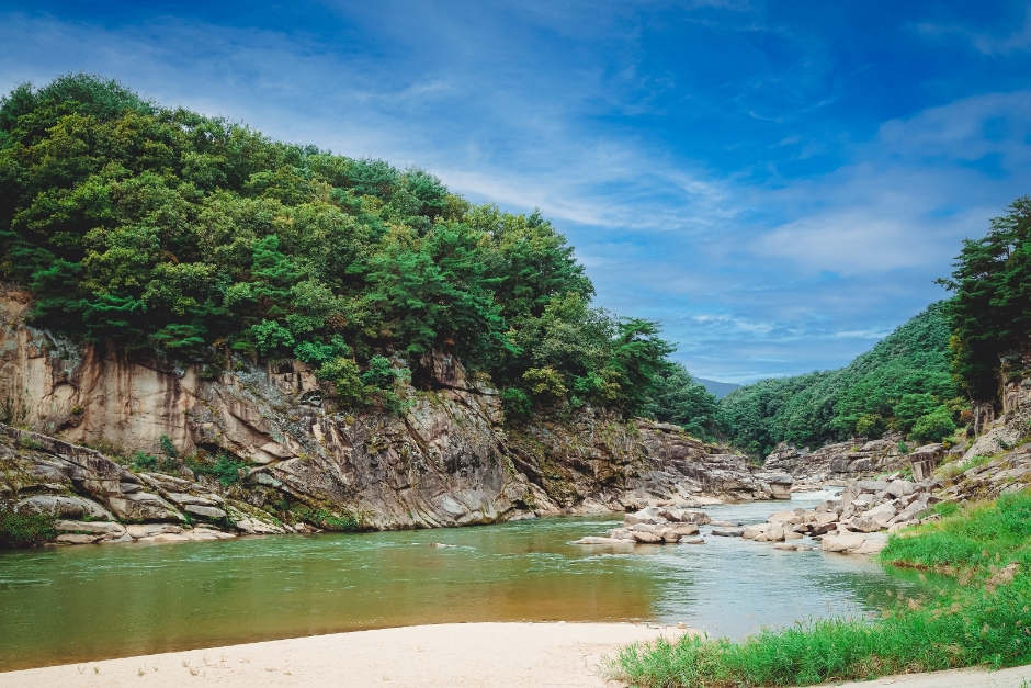 汉滩江柱状节里路(철원 한탄강 주상절리길(잔도))