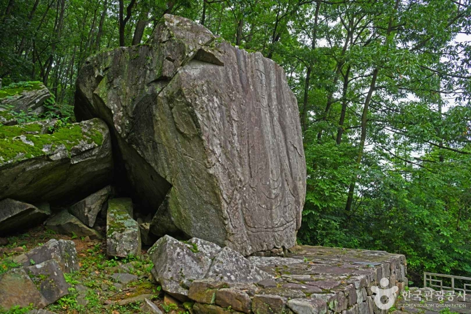 괴산 삼방리 마애여래좌상