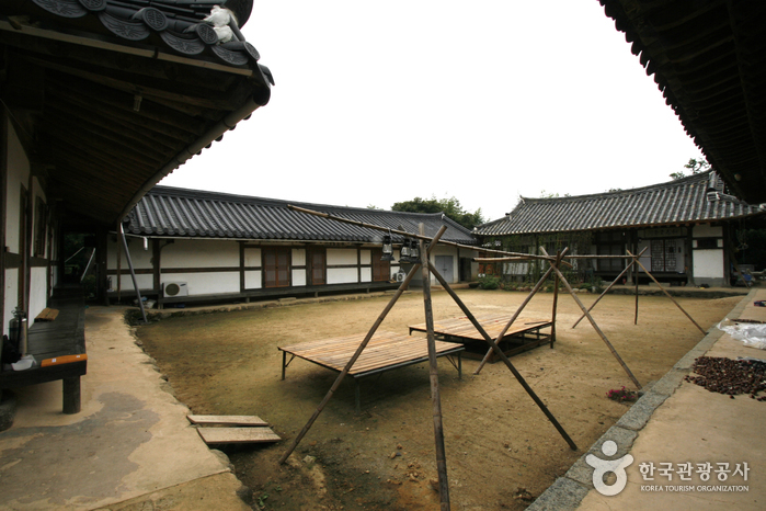Gokjeongjae House (Geumhwallakji) (곡전재 전통한옥펜션)