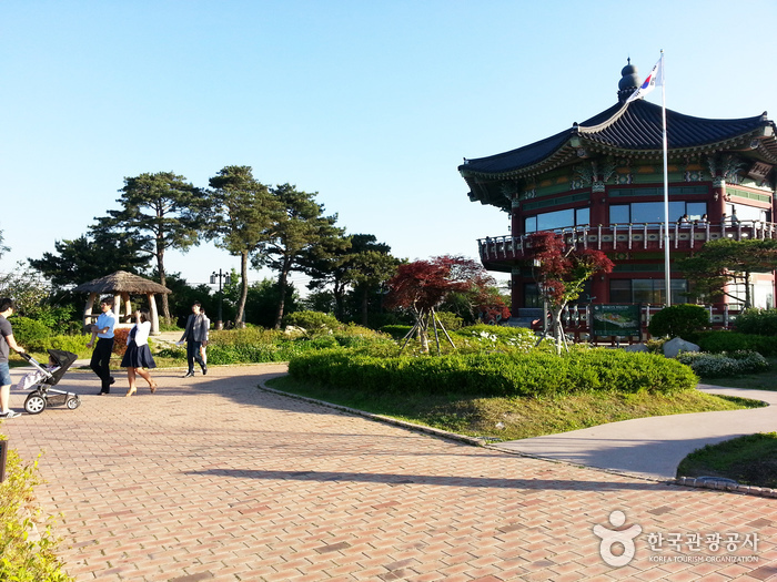 thumbnail-Bugak Skyway Palgakjeong Pavilion (북악스카이 팔각정)-5