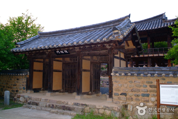 Academia Neoconfuciana Mukgye Seowon y Residencia Mukgye del Clan Kim de Andong (묵계서원 및 안동김씨 묵계종택)