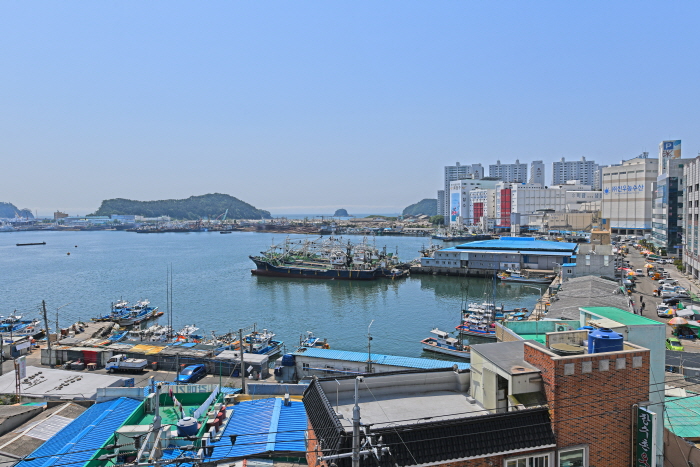 在Oia酒店客房中眺望多大浦港