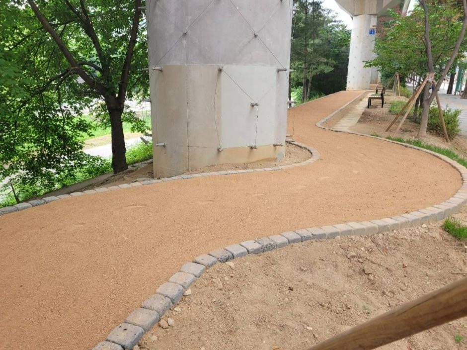 경기도청북부청사역 하부 맨발황톳길