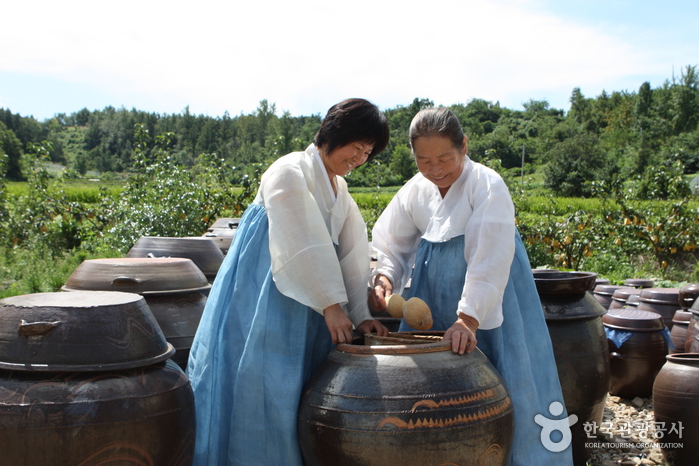 전통식품명인 임영순씨(오른쪽)와 며느리 최미옥씨(왼쪽)