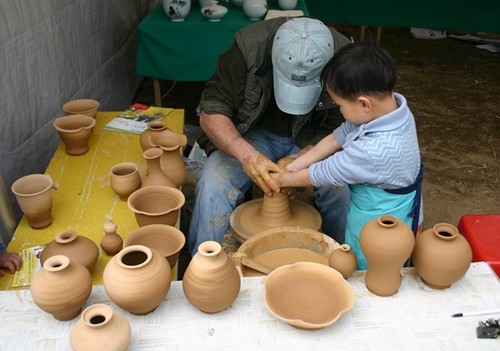 Icheon Baeksa Sansuyu Flower Festival (이천백사 산수유꽃축제)