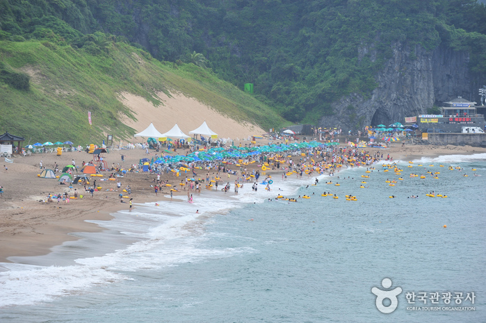 Playa Jungmun Saekdal (중문·색달 해변)