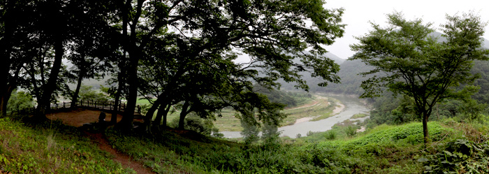 느티나무군락과 구담마을을 지나는 섬진강 풍경