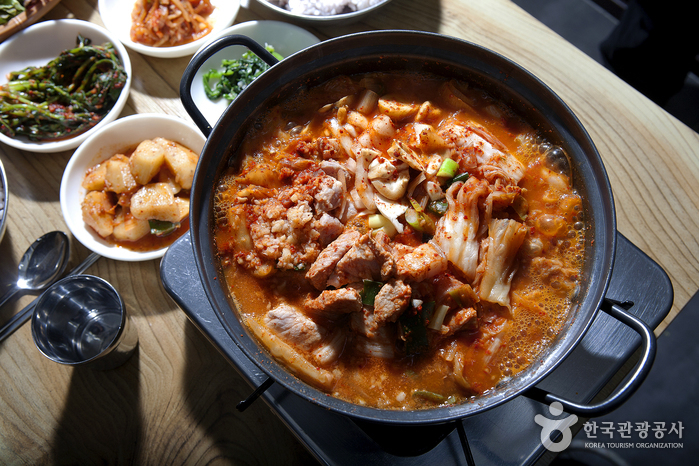 김치 반, 생돼지고기 반으로 푸짐하게 끓인 김치찌개