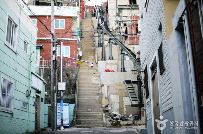 168계단. 최근 주민들의 불편을 덜기 위해 모노레일을 설치하고 있다. 3월 개통 예정