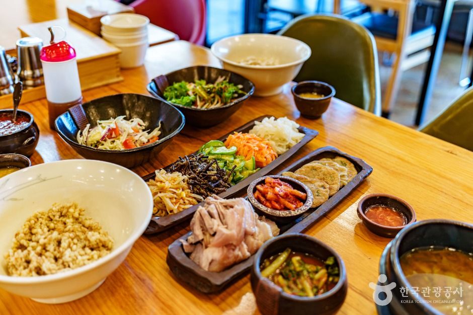 초정솔밭보리밥집카페