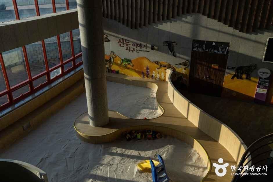 thumbnail-신두리사구센터-2