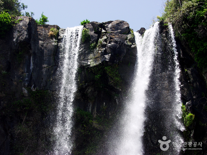 Jeongbangpokpo Falls (정방폭포)