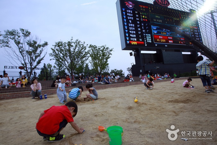 야구에 관심 없는 꼬마들을 위한 모래놀이터 