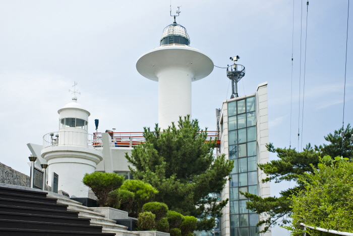 옛 등대와 새 등대가 나란히 서 있다. 왼쪽이 100년 넘은 옛 등대이다