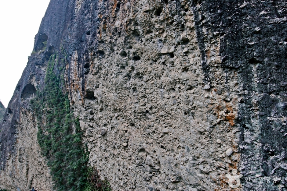 马耳山蜂窝洞地形（마이산 타포니지형）