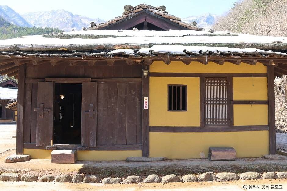 삼척 신리 너와집과 민속유물