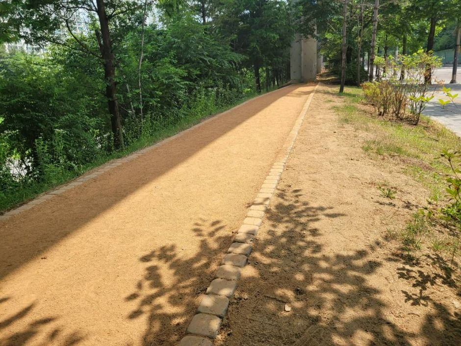 경기도청북부청사역 하부 맨발황톳길