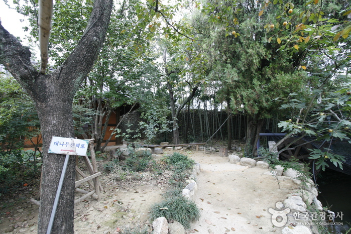 Gokjeongjae House (Geumhwallakji) (곡전재 전통한옥펜션)
