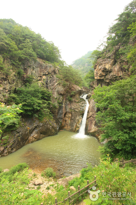 三釜淵瀑布（漢灘江地質公園）（삼부연폭포（한탄강 국가지질공원））