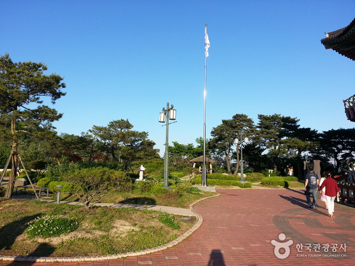 Bugak Skyway Palgakjeong Pavilion (북악스카이 팔각정)