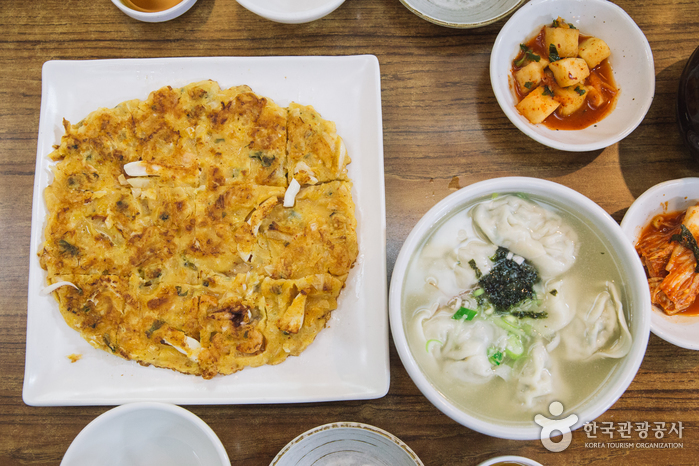 Gaeseong Mandu Koong (개성만두 궁)