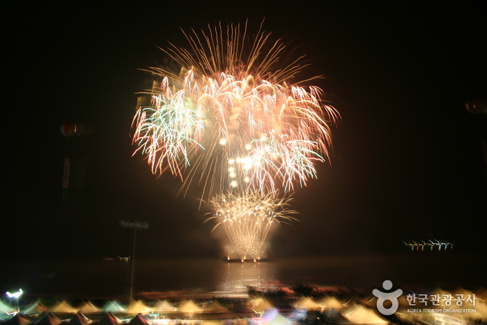 Jindo Miracle Sea Festival (진도 신비의바닷길축제)