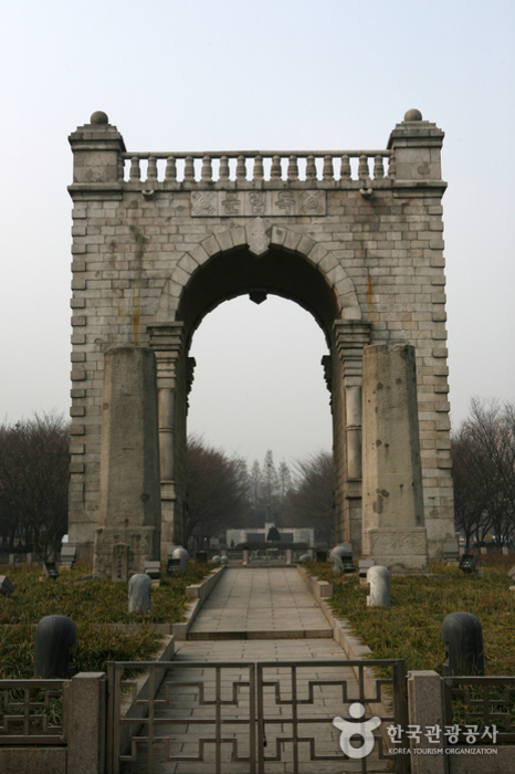 Dongnimmun Gate (독립문...