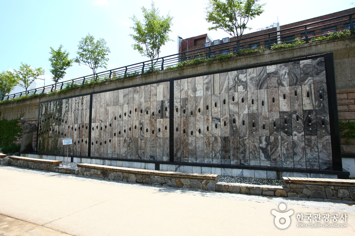 Cheonggyecheon Stream (청계천)