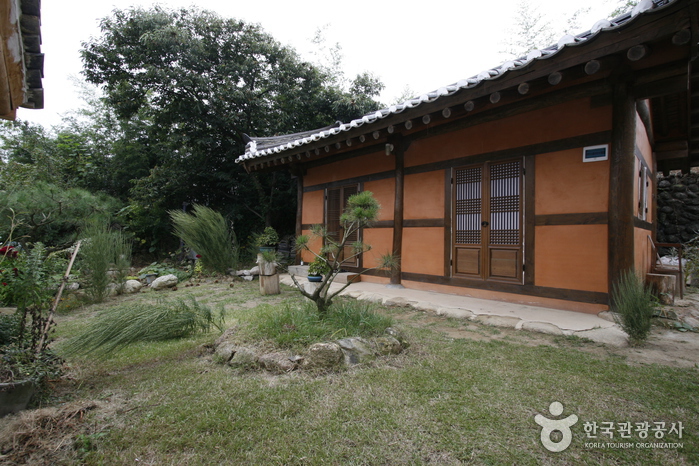 Gokjeongjae House (Geumhwallakji) (곡전재 전통한옥펜션)