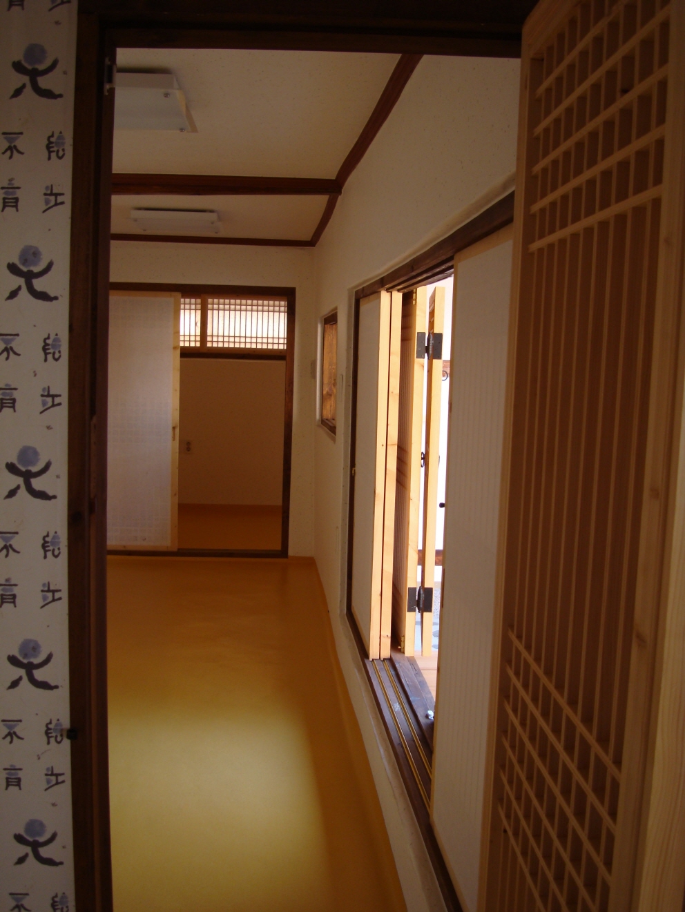 Gahoe Hanok Guest House (가회한옥체험관)