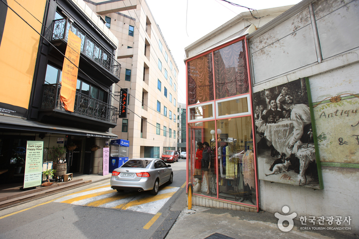 Sinsadong Garosu-gil Road (신사동 가로수길)