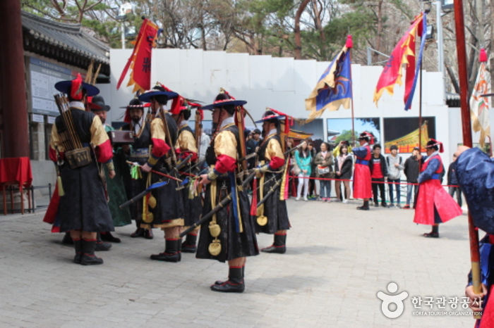 Церемония смены караула в королевском дворце Токсугун (덕수궁 왕궁수문장교대의식)6