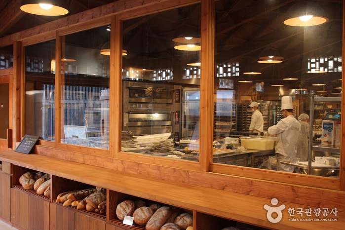 빵 공방에서 빵이 만들어지는 모습을 유리벽 너머로 지켜볼 수 있다. 