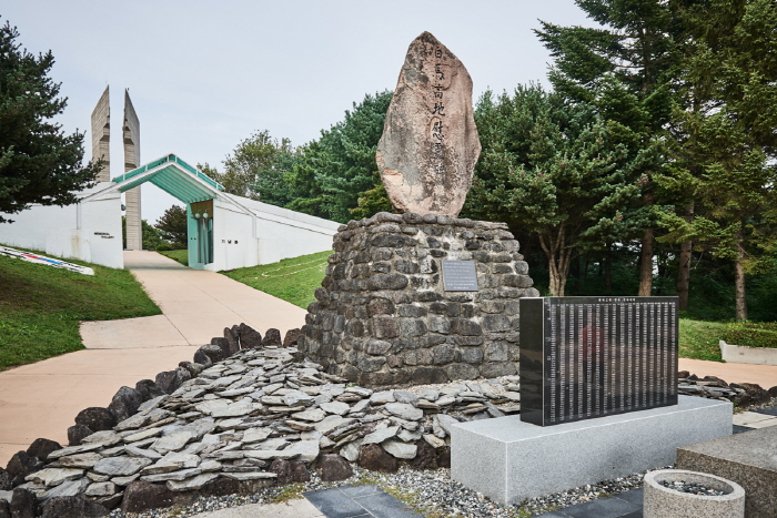 Denkmal und Gedenkhalle am Schlachtfeld Baengmagoji (백마고지 위령비와 기념관)