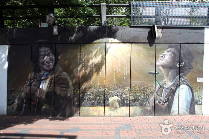 김광석 특유의 환한 미소가 돋보이는 벽화