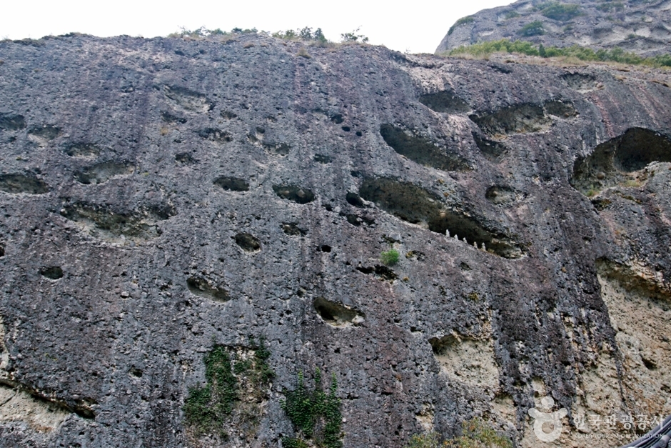 马耳山蜂窝洞地形（마이산 타포니지형）