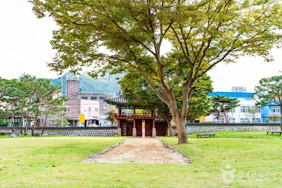 thumbnail-온주아문 및 동헌-2